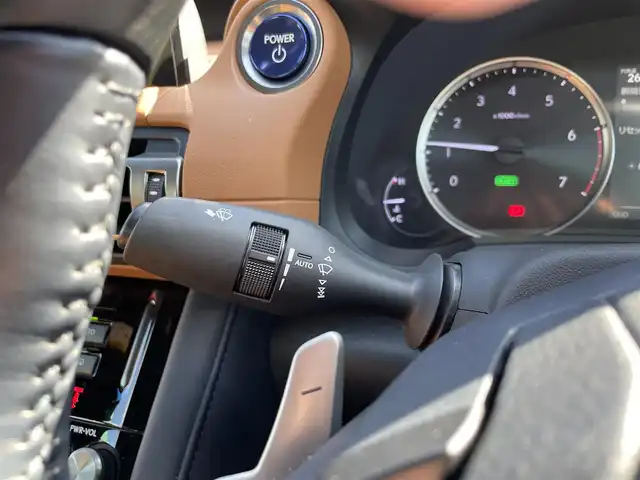 レクサス ＩＳ 300h バージョンL 福岡県 2021(令3)年 2.7万km ソニッククォーツ ワンオーナー/サンルーフ/メーカーナビ/（BLUETOOTH/フルセグ/CD/DVD/AUX)/アラウンドビューモニター/バックカメラ/フロントカメラ/サイドカメラ/電動トランクリッド/レーダークルーズコントロール/LEDヘッドライト/オートライト/オートマチックハイビーム/レザーシート/シートメモリー/DN席パワーシート/DN席シートヒーター/DN席エアシート/ステアリングヒーター/チルトステアリング/純正19インチAW/BSM/横滑り防止装置/コーナーセンサー/レーンキープアシスト/盗難防止装置/衝突軽減システム/スマートキー/カードキー/ETC2.0/保証書/取扱説明書