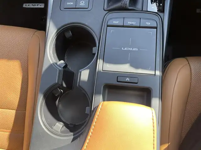 レクサス ＩＳ 300h バージョンL 福岡県 2021(令3)年 2.7万km ソニッククォーツ ワンオーナー/サンルーフ/メーカーナビ/（BLUETOOTH/フルセグ/CD/DVD/AUX)/アラウンドビューモニター/バックカメラ/フロントカメラ/サイドカメラ/電動トランクリッド/レーダークルーズコントロール/LEDヘッドライト/オートライト/オートマチックハイビーム/レザーシート/シートメモリー/DN席パワーシート/DN席シートヒーター/DN席エアシート/ステアリングヒーター/チルトステアリング/純正19インチAW/BSM/横滑り防止装置/コーナーセンサー/レーンキープアシスト/盗難防止装置/衝突軽減システム/スマートキー/カードキー/ETC2.0/保証書/取扱説明書