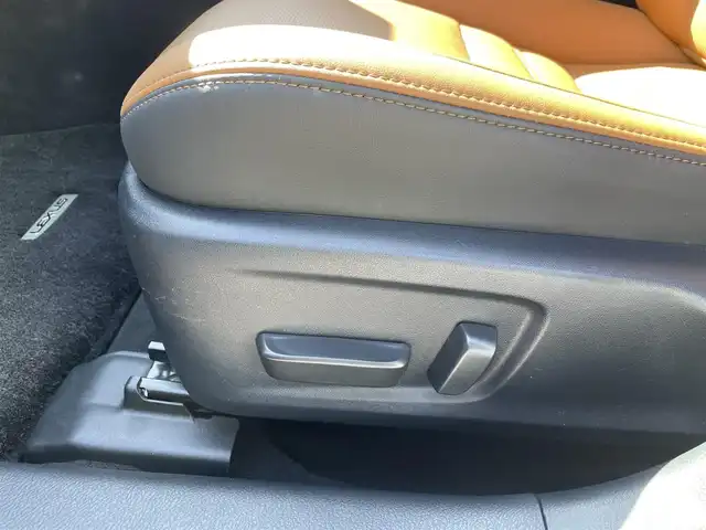 レクサス ＩＳ 300h バージョンL 福岡県 2021(令3)年 2.7万km ソニッククォーツ ワンオーナー/サンルーフ/メーカーナビ/（BLUETOOTH/フルセグ/CD/DVD/AUX)/アラウンドビューモニター/バックカメラ/フロントカメラ/サイドカメラ/電動トランクリッド/レーダークルーズコントロール/LEDヘッドライト/オートライト/オートマチックハイビーム/レザーシート/シートメモリー/DN席パワーシート/DN席シートヒーター/DN席エアシート/ステアリングヒーター/チルトステアリング/純正19インチAW/BSM/横滑り防止装置/コーナーセンサー/レーンキープアシスト/盗難防止装置/衝突軽減システム/スマートキー/カードキー/ETC2.0/保証書/取扱説明書