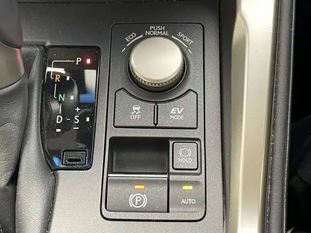 レクサス ＮＸ 300h Iパッケージ 滋賀県 2015(平27)年 4.9万km ソニッククォーツ 禁煙車/純正ナビ/（CD/DVD/Blu-ray/フルセグTV/SD/BT/USB/AUX/FM/AM）/プリクラッシュセーフティシステム（PCS）/レーンディパーチャーアラート（LDA）/オートマチックハイビーム（AHB）/レーダークルーズコントロール/バック・サイドカメラ/ビルトインETC/ベージュレザーシート/ドライブレコーダー/前席シートヒーター/前席パワーシート/デュアルエアコン/オートブレーキホールド/電動パーキングブレーキ/純正フロアマット/純正18インチAW