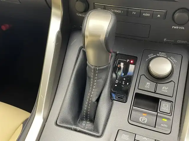 レクサス ＮＸ 300h Iパッケージ 滋賀県 2015(平27)年 4.9万km ソニッククォーツ 禁煙車/純正ナビ/（CD/DVD/Blu-ray/フルセグTV/SD/BT/USB/AUX/FM/AM）/プリクラッシュセーフティシステム（PCS）/レーンディパーチャーアラート（LDA）/オートマチックハイビーム（AHB）/レーダークルーズコントロール/バック・サイドカメラ/ビルトインETC/ベージュレザーシート/ドライブレコーダー/前席シートヒーター/前席パワーシート/デュアルエアコン/オートブレーキホールド/電動パーキングブレーキ/純正フロアマット/純正18インチAW