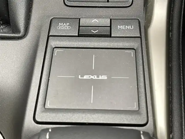 レクサス ＮＸ 300h Iパッケージ 滋賀県 2015(平27)年 4.9万km ソニッククォーツ 禁煙車/純正ナビ/（CD/DVD/Blu-ray/フルセグTV/SD/BT/USB/AUX/FM/AM）/プリクラッシュセーフティシステム（PCS）/レーンディパーチャーアラート（LDA）/オートマチックハイビーム（AHB）/レーダークルーズコントロール/バック・サイドカメラ/ビルトインETC/ベージュレザーシート/ドライブレコーダー/前席シートヒーター/前席パワーシート/デュアルエアコン/オートブレーキホールド/電動パーキングブレーキ/純正フロアマット/純正18インチAW