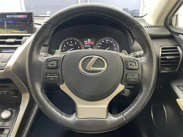 レクサス ＮＸ 300h Iパッケージ 滋賀県 2015(平27)年 4.9万km ソニッククォーツ 禁煙車/純正ナビ/（CD/DVD/Blu-ray/フルセグTV/SD/BT/USB/AUX/FM/AM）/プリクラッシュセーフティシステム（PCS）/レーンディパーチャーアラート（LDA）/オートマチックハイビーム（AHB）/レーダークルーズコントロール/バック・サイドカメラ/ビルトインETC/ベージュレザーシート/ドライブレコーダー/前席シートヒーター/前席パワーシート/デュアルエアコン/オートブレーキホールド/電動パーキングブレーキ/純正フロアマット/純正18インチAW