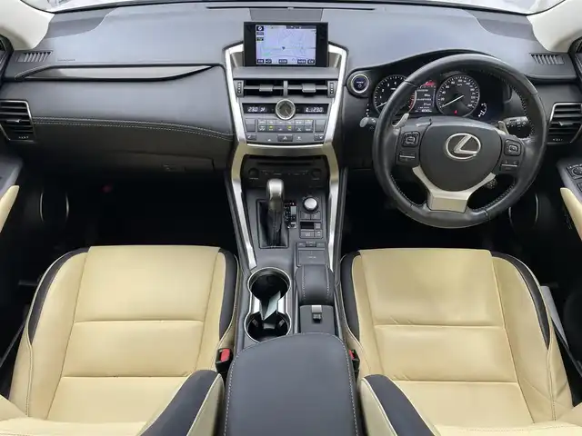 レクサス ＮＸ 300h Iパッケージ 滋賀県 2015(平27)年 4.9万km ソニッククォーツ 禁煙車/純正ナビ/（CD/DVD/Blu-ray/フルセグTV/SD/BT/USB/AUX/FM/AM）/プリクラッシュセーフティシステム（PCS）/レーンディパーチャーアラート（LDA）/オートマチックハイビーム（AHB）/レーダークルーズコントロール/バック・サイドカメラ/ビルトインETC/ベージュレザーシート/ドライブレコーダー/前席シートヒーター/前席パワーシート/デュアルエアコン/オートブレーキホールド/電動パーキングブレーキ/純正フロアマット/純正18インチAW