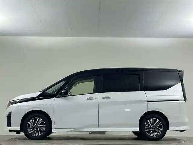 日産 セレナ e－パワー ハイウェイスター V 埼玉県 2025(令7)年 0.5万km パールⅡ 純正１２．３型ナビＴＶ　１１型後席モニター　プロパイロット　全方位カメラ　両側電動スライドドア　ＢＳＭ　ＬＥＤヘッドライト　ＥＴＣ２．０　スマートルームミラー　ハーフレザーシート　フルフラット
