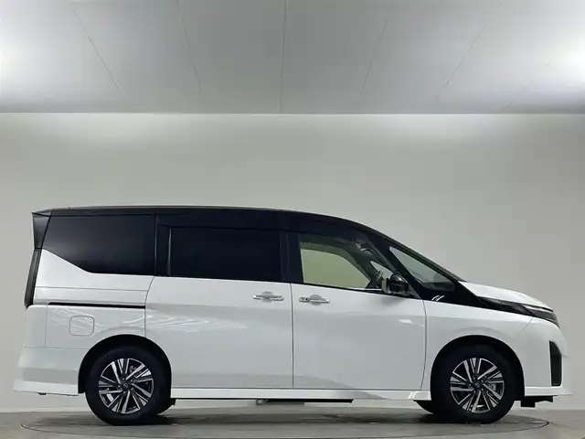 日産 セレナ e－パワー ハイウェイスター V 埼玉県 2025(令7)年 0.5万km パールⅡ 純正１２．３型ナビＴＶ　１１型後席モニター　プロパイロット　全方位カメラ　両側電動スライドドア　ＢＳＭ　ＬＥＤヘッドライト　ＥＴＣ２．０　スマートルームミラー　ハーフレザーシート　フルフラット