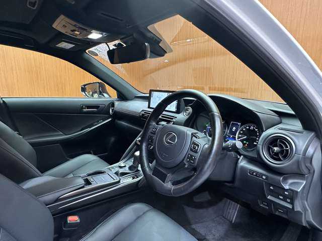 レクサス ＩＳ 300h バージョンL 千葉県 2023(令5)年 3.1万km ソニッククォーツ ＡＣＣ　/ＳＲ　/黒革シート　/ナビ　/ＴＶ　/Ｂｌｕｅｔｏｏｔｈ接続　/全方位カメラ　/３眼ＬＥＤヘッドライト　/電動シート　/シートヒーター　/ベンチレーション　/衝突軽減Ｂ　/ＢＳＭ　/ＬＫＡ　/ドラレコ/ＥＴＣ　/禁煙車