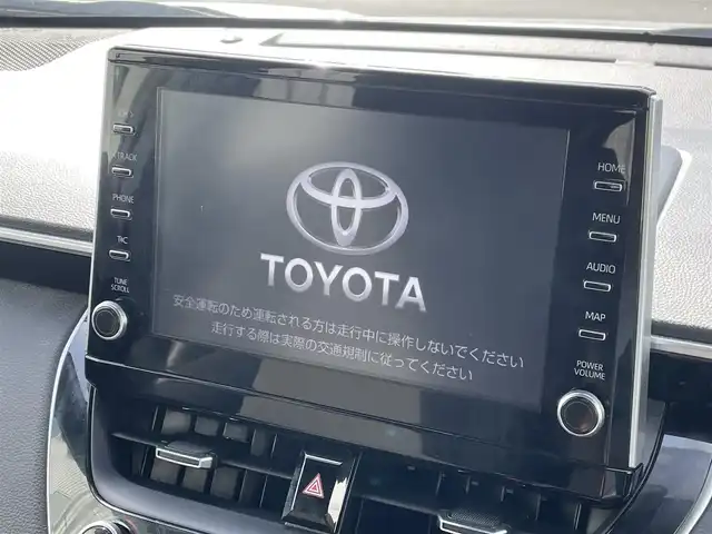 トヨタ カローラ クロス ハイブリッド Z 福岡県 2021(令3)年 3.1万km プラチナホワイトパールマイカ 禁煙車/トヨタセーフティセンス/PCS/LTA/ＢＳＭ/クリアランスソナー/PKSB/RCTA/純正９インチディスプレイオーディオ/フルセグTV/BT/AM/FM/applecarplay/androidauto/Miracast/全周囲カメラ/ルーフレール/ハンズフリーパワーバックドア/レーダークルーズコントロール/ハーフレザーシート/D席パワーシート/D/Nシートヒーター/ＬＥＤオートライト/フォグランプ/オートハイビーム/ステアリングリモコン/ビルトインETC/スマートキー/プッシュスタート/純正AW/電格ミラー/オートエアコン