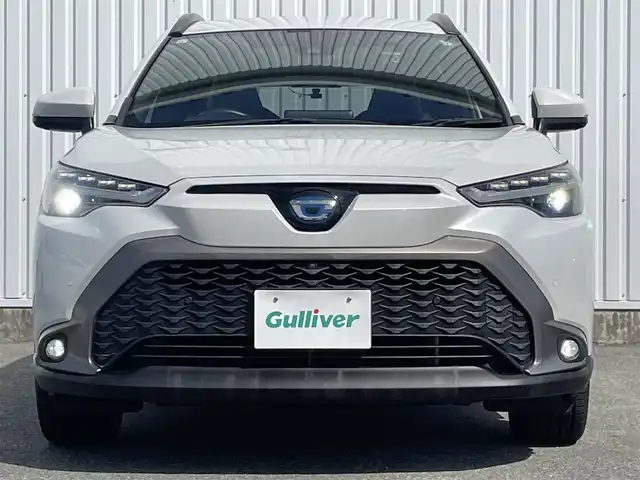 トヨタ カローラ クロス ハイブリッド Z 福岡県 2021(令3)年 3.1万km プラチナホワイトパールマイカ 禁煙車/トヨタセーフティセンス/PCS/LTA/ＢＳＭ/クリアランスソナー/PKSB/RCTA/純正９インチディスプレイオーディオ/フルセグTV/BT/AM/FM/applecarplay/androidauto/Miracast/全周囲カメラ/ルーフレール/ハンズフリーパワーバックドア/レーダークルーズコントロール/ハーフレザーシート/D席パワーシート/D/Nシートヒーター/ＬＥＤオートライト/フォグランプ/オートハイビーム/ステアリングリモコン/ビルトインETC/スマートキー/プッシュスタート/純正AW/電格ミラー/オートエアコン