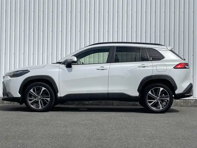 トヨタ カローラ クロス ハイブリッド Z 福岡県 2021(令3)年 3.1万km プラチナホワイトパールマイカ 禁煙車/トヨタセーフティセンス/PCS/LTA/ＢＳＭ/クリアランスソナー/PKSB/RCTA/純正９インチディスプレイオーディオ/フルセグTV/BT/AM/FM/applecarplay/androidauto/Miracast/全周囲カメラ/ルーフレール/ハンズフリーパワーバックドア/レーダークルーズコントロール/ハーフレザーシート/D席パワーシート/D/Nシートヒーター/ＬＥＤオートライト/フォグランプ/オートハイビーム/ステアリングリモコン/ビルトインETC/スマートキー/プッシュスタート/純正AW/電格ミラー/オートエアコン