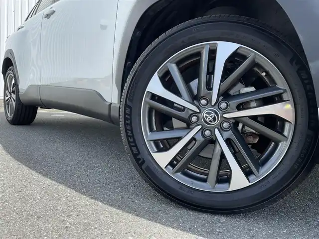 トヨタ カローラ クロス ハイブリッド Z 福岡県 2021(令3)年 3.1万km プラチナホワイトパールマイカ 禁煙車/トヨタセーフティセンス/PCS/LTA/ＢＳＭ/クリアランスソナー/PKSB/RCTA/純正９インチディスプレイオーディオ/フルセグTV/BT/AM/FM/applecarplay/androidauto/Miracast/全周囲カメラ/ルーフレール/ハンズフリーパワーバックドア/レーダークルーズコントロール/ハーフレザーシート/D席パワーシート/D/Nシートヒーター/ＬＥＤオートライト/フォグランプ/オートハイビーム/ステアリングリモコン/ビルトインETC/スマートキー/プッシュスタート/純正AW/電格ミラー/オートエアコン