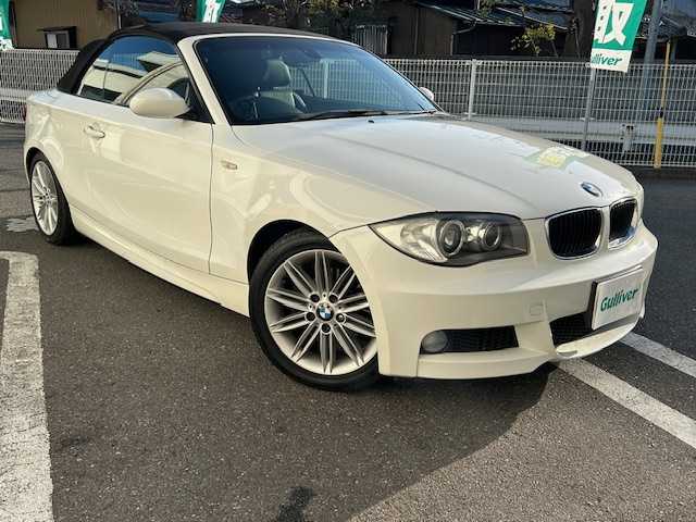ＢＭＷ １２０ｉ カブリオレ Mスポーツ 埼玉県 2011(平23)年 8.3万km アルピンホワイトⅢ レザーシート/社外メモリーナビ（CN-HW860D）/　DTV/HDD/CD/AM/FM/SD/AUX/社外バックカメラ/社外ドライブレコーダー/前席シートヒーター/前席パワーシート/規格外17インチアルミホイール/HIDヘッドライト/フロントフォグランプ/リアフォグランプ/プッシュスタート/キーレス/社外ETC/保証書/取説