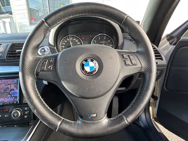 ＢＭＷ １２０ｉ カブリオレ Mスポーツ 埼玉県 2011(平23)年 8.3万km アルピンホワイトⅢ レザーシート/社外メモリーナビ（CN-HW860D）/　DTV/HDD/CD/AM/FM/SD/AUX/社外バックカメラ/社外ドライブレコーダー/前席シートヒーター/前席パワーシート/規格外17インチアルミホイール/HIDヘッドライト/フロントフォグランプ/リアフォグランプ/プッシュスタート/キーレス/社外ETC/保証書/取説
