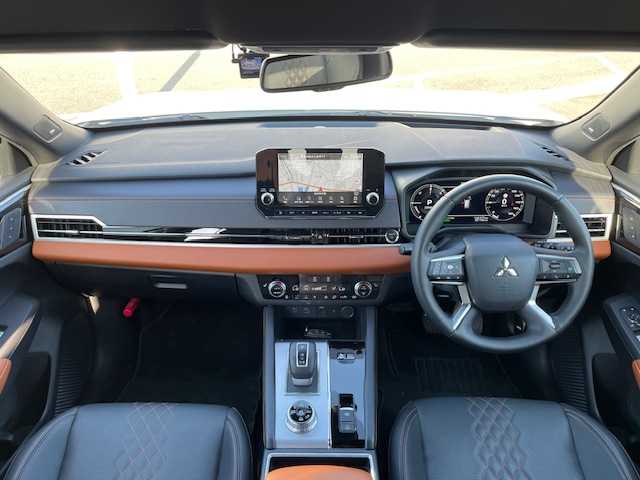 三菱 アウトランダー ＰＨＥＶ P 長崎県 2024(令6)年 5.2万km ホワイトダイヤモンド 純正メーカーナビ/BT/USB/HDMI/フルセグTV/全方位カメラ/BOSEプレミアムサウンド/e-アシスト/レーダークルーズコントロール/黒レザーシート/前席パワーシート/前席メモリーシート/前席シートヒーター/ステアリングヒーター/パドルシフト/ドライブレコーダー前後/LEDヘッドライト