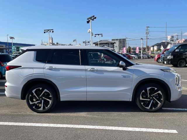 三菱 アウトランダー ＰＨＥＶ P 長崎県 2024(令6)年 5.2万km ホワイトダイヤモンド 純正メーカーナビ/BT/USB/HDMI/フルセグTV/全方位カメラ/BOSEプレミアムサウンド/e-アシスト/レーダークルーズコントロール/黒レザーシート/前席パワーシート/前席メモリーシート/前席シートヒーター/ステアリングヒーター/パドルシフト/ドライブレコーダー前後/LEDヘッドライト