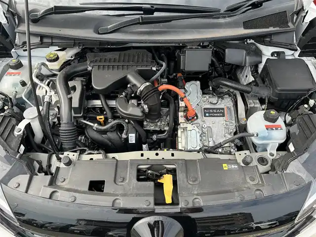 日産 オーラ G レザーエディション 佐賀県 2024(令6)年 1.1万km ピュアホワイトパール 純正９インチナビ/Apple CarPlay/HDMI/Bluetooth//フルセグTV/AM/FM/USB/アラウンドビューモニター/衝突軽減ブレーキ/車線逸脱警報/ブラインドスポットモニタリング/クリアランスソナー/レザーシート【本革】/パワーシート/デジタルインナーミラー/ビルトインＥＴＣ2.0/ＬＥＤヘッドライト/ISOFIX/社外フロアマット/純正17インチアルミホイール