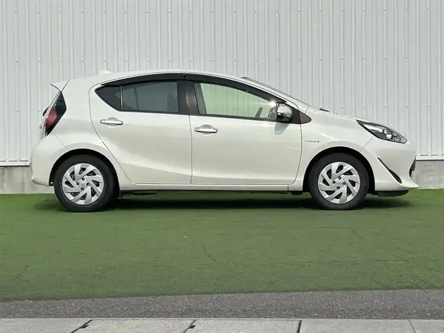 トヨタ アクア S スタイルブラック 香川県 2018(平30)年 4.8万km プラチナホワイトパールマイカ 登録時走行距離 47586km/純正ナビ/→AM/FM/フルセグTV/Bluetooth/バックカメラ/ドライブレコーダー/ビルトインETC/ステアリングリモコン/電動格納ミラー/純正15インチAW/プッシュスタート/スマートキー/プリクラッシュセーフティ/レーンディパーチャーアラート/横滑り防止装置