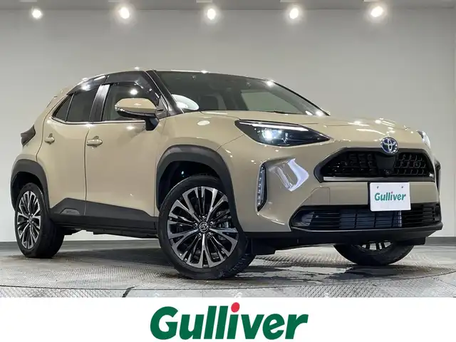 トヨタ ヤリスクロス ハイブリッド Z 愛知県 2023(令5)年 0.9万km ベージュ 純正８インチディスプレーナビ　/（AM/FM/Bluetooth/フルセグTV/Miracast/CarPlay)/ＡＣ１００Ｖ　/パノラミックビューモニター　/トヨタセーフティセンス　/　　-プリクラッシュセーフティ/　　-レーントレーニングアシスト＋レーンディパーチャーアラート/　　-レーダークルーズコントロール（ACC)/　　-オートマチックハイビーム/　　-ロードサインアシスト/　　-発進遅れ告知機能/ビルトインＥＴＣ２．０　/デジタルインナーミラー　/ブラインドスポットモニター　/シートヒーター　/ステアリングヒーター/D席パワーシート/LEDヘッドライト/USB接続/プッシュスタート/　　-スマートキー