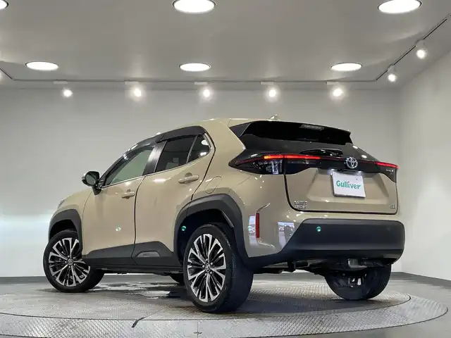 トヨタ ヤリスクロス ハイブリッド Z 愛知県 2023(令5)年 0.9万km ベージュ 純正８インチディスプレーナビ　/（AM/FM/Bluetooth/フルセグTV/Miracast/CarPlay)/ＡＣ１００Ｖ　/パノラミックビューモニター　/トヨタセーフティセンス　/　　-プリクラッシュセーフティ/　　-レーントレーニングアシスト＋レーンディパーチャーアラート/　　-レーダークルーズコントロール（ACC)/　　-オートマチックハイビーム/　　-ロードサインアシスト/　　-発進遅れ告知機能/ビルトインＥＴＣ２．０　/デジタルインナーミラー　/ブラインドスポットモニター　/シートヒーター　/ステアリングヒーター/D席パワーシート/LEDヘッドライト/USB接続/プッシュスタート/　　-スマートキー