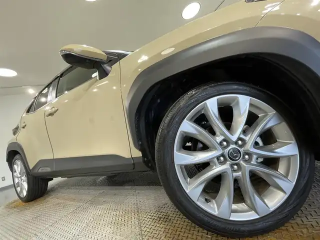 トヨタ ヤリスクロス ハイブリッド Z 愛知県 2023(令5)年 0.9万km ベージュ 純正８インチディスプレーナビ　/（AM/FM/Bluetooth/フルセグTV/Miracast/CarPlay)/ＡＣ１００Ｖ　/パノラミックビューモニター　/トヨタセーフティセンス　/　　-プリクラッシュセーフティ/　　-レーントレーニングアシスト＋レーンディパーチャーアラート/　　-レーダークルーズコントロール（ACC)/　　-オートマチックハイビーム/　　-ロードサインアシスト/　　-発進遅れ告知機能/ビルトインＥＴＣ２．０　/デジタルインナーミラー　/ブラインドスポットモニター　/シートヒーター　/ステアリングヒーター/D席パワーシート/LEDヘッドライト/USB接続/プッシュスタート/　　-スマートキー