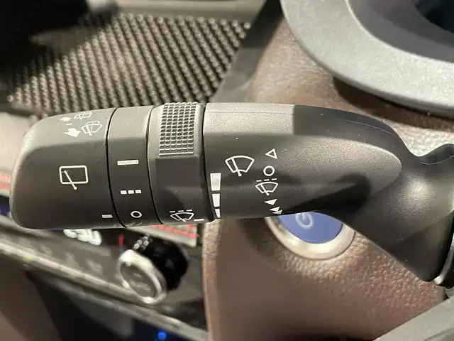 トヨタ ヤリスクロス ハイブリッド Z 愛知県 2023(令5)年 0.9万km ベージュ 純正８インチディスプレーナビ　/（AM/FM/Bluetooth/フルセグTV/Miracast/CarPlay)/ＡＣ１００Ｖ　/パノラミックビューモニター　/トヨタセーフティセンス　/　　-プリクラッシュセーフティ/　　-レーントレーニングアシスト＋レーンディパーチャーアラート/　　-レーダークルーズコントロール（ACC)/　　-オートマチックハイビーム/　　-ロードサインアシスト/　　-発進遅れ告知機能/ビルトインＥＴＣ２．０　/デジタルインナーミラー　/ブラインドスポットモニター　/シートヒーター　/ステアリングヒーター/D席パワーシート/LEDヘッドライト/USB接続/プッシュスタート/　　-スマートキー