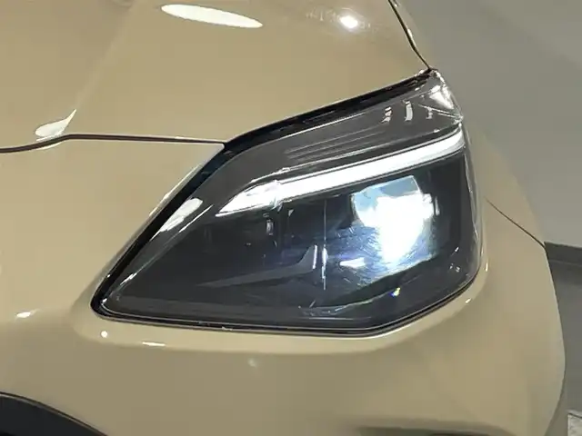 トヨタ ヤリスクロス ハイブリッド Z 愛知県 2023(令5)年 0.9万km ベージュ 純正８インチディスプレーナビ　/（AM/FM/Bluetooth/フルセグTV/Miracast/CarPlay)/ＡＣ１００Ｖ　/パノラミックビューモニター　/トヨタセーフティセンス　/　　-プリクラッシュセーフティ/　　-レーントレーニングアシスト＋レーンディパーチャーアラート/　　-レーダークルーズコントロール（ACC)/　　-オートマチックハイビーム/　　-ロードサインアシスト/　　-発進遅れ告知機能/ビルトインＥＴＣ２．０　/デジタルインナーミラー　/ブラインドスポットモニター　/シートヒーター　/ステアリングヒーター/D席パワーシート/LEDヘッドライト/USB接続/プッシュスタート/　　-スマートキー