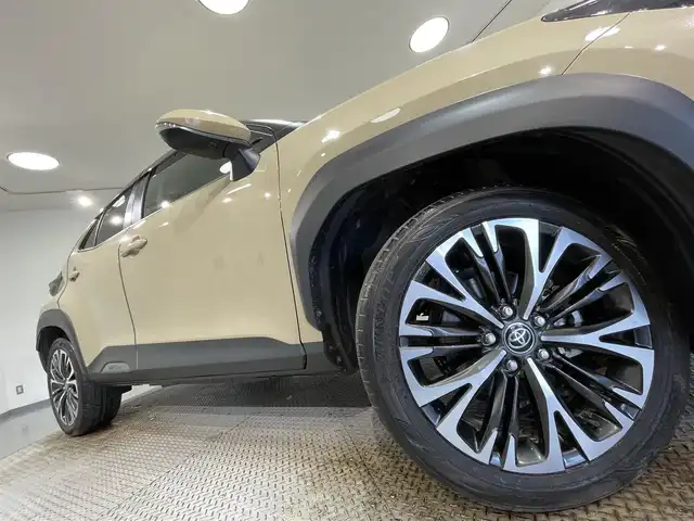トヨタ ヤリスクロス ハイブリッド Z 愛知県 2023(令5)年 0.9万km ベージュ 純正８インチディスプレーナビ　/（AM/FM/Bluetooth/フルセグTV/Miracast/CarPlay)/ＡＣ１００Ｖ　/パノラミックビューモニター　/トヨタセーフティセンス　/　　-プリクラッシュセーフティ/　　-レーントレーニングアシスト＋レーンディパーチャーアラート/　　-レーダークルーズコントロール（ACC)/　　-オートマチックハイビーム/　　-ロードサインアシスト/　　-発進遅れ告知機能/ビルトインＥＴＣ２．０　/デジタルインナーミラー　/ブラインドスポットモニター　/シートヒーター　/ステアリングヒーター/D席パワーシート/LEDヘッドライト/USB接続/プッシュスタート/　　-スマートキー