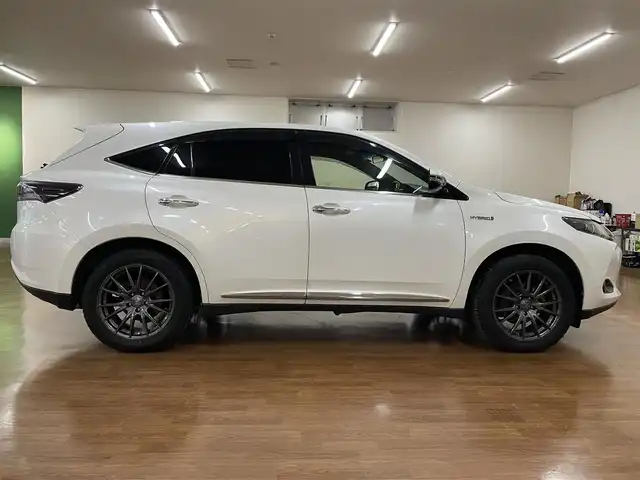 トヨタ ハリアー ハイブリッド エレガンス 道央・札幌 2014(平26)年 11.4万km ホワイトパールクリスタルシャイン 4WD/純正SDナビ/・フルセグTV/CD/DVD/BT/SD/USB/AUX/バックカメラ/社外エンジンスターター/本革シート/前席シートヒーター/前席パワーシート/運転席シートメモリ機能/ビルトインETC/プッシュスタート/スマートキー/スペアキー/緊急ブレーキシグナル/横滑り防止装置/純正フロアマット/純正ドアバイザー/ウインカーミラー/オートライト/LEDヘッドライト/前後フォグライト/社外18インチAW/純正AW付スタッドレスセット積込み/　（225/65R17  6mm）/新車時保証書/取扱説明書/ナビ取扱説明書