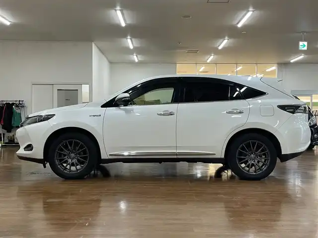 トヨタ ハリアー ハイブリッド エレガンス 道央・札幌 2014(平26)年 11.4万km ホワイトパールクリスタルシャイン 4WD/純正SDナビ/・フルセグTV/CD/DVD/BT/SD/USB/AUX/バックカメラ/社外エンジンスターター/本革シート/前席シートヒーター/前席パワーシート/運転席シートメモリ機能/ビルトインETC/プッシュスタート/スマートキー/スペアキー/緊急ブレーキシグナル/横滑り防止装置/純正フロアマット/純正ドアバイザー/ウインカーミラー/オートライト/LEDヘッドライト/前後フォグライト/社外18インチAW/純正AW付スタッドレスセット積込み/　（225/65R17  6mm）/新車時保証書/取扱説明書/ナビ取扱説明書