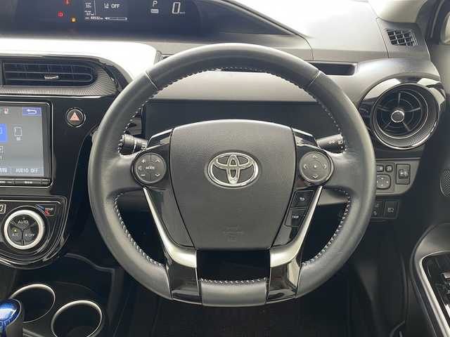 トヨタ アクア クロスオーバー 沖縄県 2017(平29)年 7万km ベージュ 県外仕入/禁煙車/純正9インチナビ（NSZT-Y66T）/　Bluetooth/CD/DVD/フルセグTV/AM/FM/HDMI/バックカメラ/ETC/衝突軽減ブレーキシステム/車線逸脱警報/オートハイビーム/シートヒーター/レザーシート