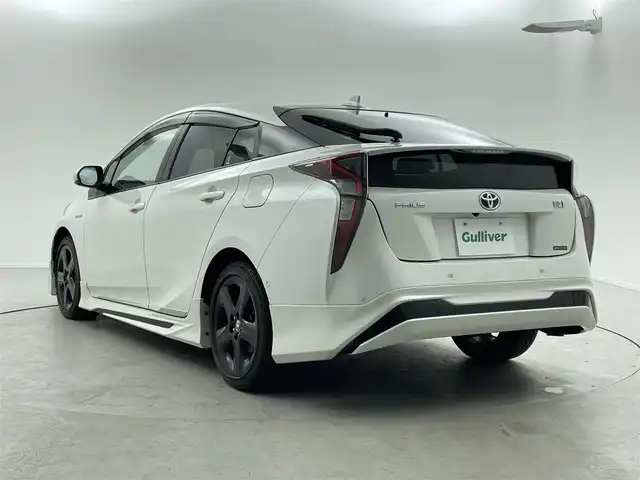 トヨタ プリウス A プレミアム　ツーリングセレ 福井県 2016(平28)年 4.7万km ホワイトパールクリスタルシャイン セーフティセンスパッケージ/・プリクラッシュセーフティシステム/・レーンディパーチャーアラート/・オートマチックハイビーム/・レーダークルーズコントロール/ブラインドスポットモニター/インテリジェントクリアランスソナー/シンプルインテリジェントパーキングアシスト/純正SDナビ/フルセグTV/【CD/DVD/SD/Bluetooth】/バックカメラ/ビルトインETC/ドライブレコーダー/ヘッドアップディスプレイ/レザーシート/D/N席シートヒーター/D席パワーシート/オートライト/オートマチックハイビーム/LEDヘッドランプ/LEDフロントフォグランプ/215/45R17インチ純正AW/プッシュスタート/スマートキー/純正フロアマット