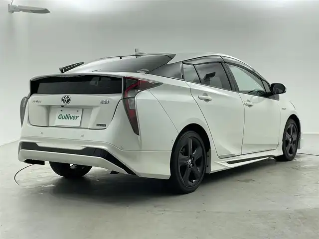 トヨタ プリウス A プレミアム　ツーリングセレ 福井県 2016(平28)年 4.7万km ホワイトパールクリスタルシャイン セーフティセンスパッケージ/・プリクラッシュセーフティシステム/・レーンディパーチャーアラート/・オートマチックハイビーム/・レーダークルーズコントロール/ブラインドスポットモニター/インテリジェントクリアランスソナー/シンプルインテリジェントパーキングアシスト/純正SDナビ/フルセグTV/【CD/DVD/SD/Bluetooth】/バックカメラ/ビルトインETC/ドライブレコーダー/ヘッドアップディスプレイ/レザーシート/D/N席シートヒーター/D席パワーシート/オートライト/オートマチックハイビーム/LEDヘッドランプ/LEDフロントフォグランプ/215/45R17インチ純正AW/プッシュスタート/スマートキー/純正フロアマット