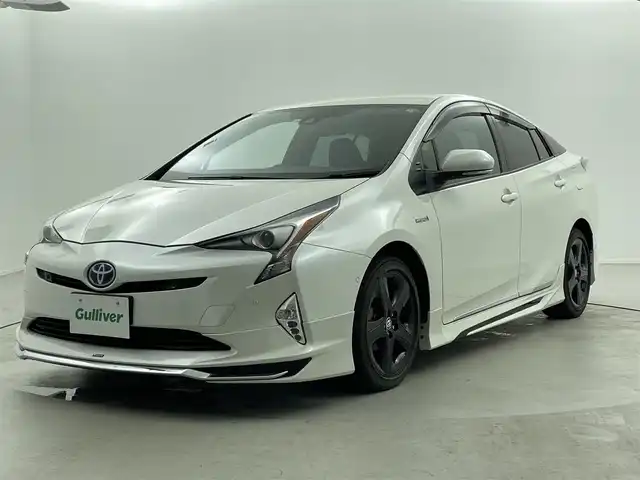 トヨタ プリウス A プレミアム　ツーリングセレ 福井県 2016(平28)年 4.7万km ホワイトパールクリスタルシャイン セーフティセンスパッケージ/・プリクラッシュセーフティシステム/・レーンディパーチャーアラート/・オートマチックハイビーム/・レーダークルーズコントロール/ブラインドスポットモニター/インテリジェントクリアランスソナー/シンプルインテリジェントパーキングアシスト/純正SDナビ/フルセグTV/【CD/DVD/SD/Bluetooth】/バックカメラ/ビルトインETC/ドライブレコーダー/ヘッドアップディスプレイ/レザーシート/D/N席シートヒーター/D席パワーシート/オートライト/オートマチックハイビーム/LEDヘッドランプ/LEDフロントフォグランプ/215/45R17インチ純正AW/プッシュスタート/スマートキー/純正フロアマット