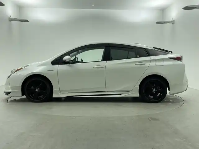 トヨタ プリウス A プレミアム　ツーリングセレ 福井県 2016(平28)年 4.7万km ホワイトパールクリスタルシャイン セーフティセンスパッケージ/・プリクラッシュセーフティシステム/・レーンディパーチャーアラート/・オートマチックハイビーム/・レーダークルーズコントロール/ブラインドスポットモニター/インテリジェントクリアランスソナー/シンプルインテリジェントパーキングアシスト/純正SDナビ/フルセグTV/【CD/DVD/SD/Bluetooth】/バックカメラ/ビルトインETC/ドライブレコーダー/ヘッドアップディスプレイ/レザーシート/D/N席シートヒーター/D席パワーシート/オートライト/オートマチックハイビーム/LEDヘッドランプ/LEDフロントフォグランプ/215/45R17インチ純正AW/プッシュスタート/スマートキー/純正フロアマット
