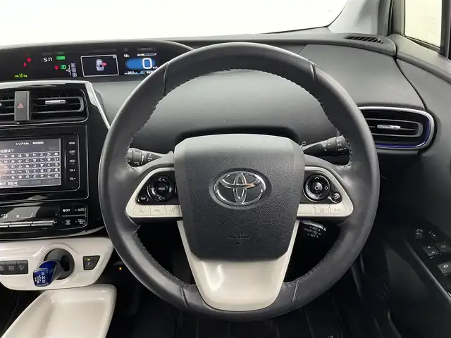 トヨタ プリウス A プレミアム　ツーリングセレ 福井県 2016(平28)年 4.7万km ホワイトパールクリスタルシャイン セーフティセンスパッケージ/・プリクラッシュセーフティシステム/・レーンディパーチャーアラート/・オートマチックハイビーム/・レーダークルーズコントロール/ブラインドスポットモニター/インテリジェントクリアランスソナー/シンプルインテリジェントパーキングアシスト/純正SDナビ/フルセグTV/【CD/DVD/SD/Bluetooth】/バックカメラ/ビルトインETC/ドライブレコーダー/ヘッドアップディスプレイ/レザーシート/D/N席シートヒーター/D席パワーシート/オートライト/オートマチックハイビーム/LEDヘッドランプ/LEDフロントフォグランプ/215/45R17インチ純正AW/プッシュスタート/スマートキー/純正フロアマット