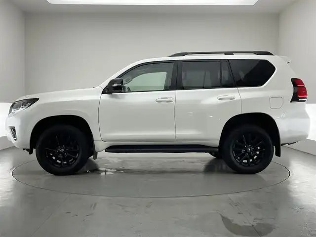 トヨタ ランドクルーザー プラド TX Lパッケージ マットブラED 愛知県 2023(令5)年 1.2万km ホワイトパールクリスタルシャイン 純正９型ナビ　フルセグＴＶ　Ｂｌｕｅｔｏｏｔｈ　ムーンルーフ　パノラミックビューモニター　黒革　パワーシート　シートエアコン　レーダークルコン　衝突軽減　ルーフレール　ＥＴＣ　ＬＥＤオートライト　禁煙