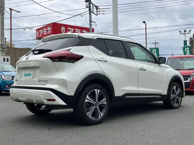 日産 キックス X ツートーンインテリアED 静岡県 2021(令3)年 3.2万km ブリリアントホワイトパール エンジンスタートボタン/パワーステアリング/パワーウィンドウ/取扱説明書/アイドリングストップ/スマートキー/オートエアコン/クルーズコントロール/純正ドライブレコーダー/純正メモリナビ（CD.DVD.BT.フルセグ）/純正ドライブレコーダー/純正フロアマット/純正アルミホイール/D席N席シートヒーター/ルーフレール/ABS/横滑り防止装置/コーナーセンサー前後/レーンキープアシスト/オートライト/LEDライト/W+サイドエアバック/衝突軽減システム/ステアリングヒーター