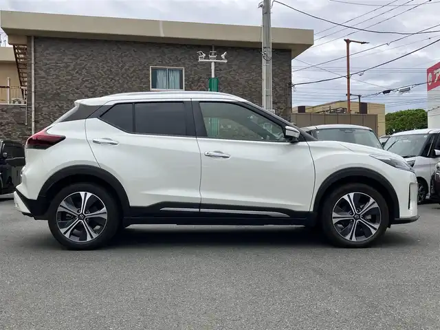 日産 キックス X ツートーンインテリアED 静岡県 2021(令3)年 3.2万km ブリリアントホワイトパール エンジンスタートボタン/パワーステアリング/パワーウィンドウ/取扱説明書/アイドリングストップ/スマートキー/オートエアコン/クルーズコントロール/純正ドライブレコーダー/純正メモリナビ（CD.DVD.BT.フルセグ）/純正ドライブレコーダー/純正フロアマット/純正アルミホイール/D席N席シートヒーター/ルーフレール/ABS/横滑り防止装置/コーナーセンサー前後/レーンキープアシスト/オートライト/LEDライト/W+サイドエアバック/衝突軽減システム/ステアリングヒーター