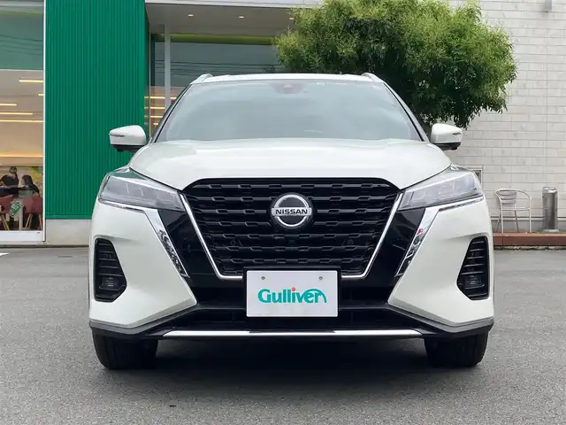 日産 キックス X ツートーンインテリアED 静岡県 2021(令3)年 3.2万km ブリリアントホワイトパール エンジンスタートボタン/パワーステアリング/パワーウィンドウ/取扱説明書/アイドリングストップ/スマートキー/オートエアコン/クルーズコントロール/純正ドライブレコーダー/純正メモリナビ（CD.DVD.BT.フルセグ）/純正ドライブレコーダー/純正フロアマット/純正アルミホイール/D席N席シートヒーター/ルーフレール/ABS/横滑り防止装置/コーナーセンサー前後/レーンキープアシスト/オートライト/LEDライト/W+サイドエアバック/衝突軽減システム/ステアリングヒーター