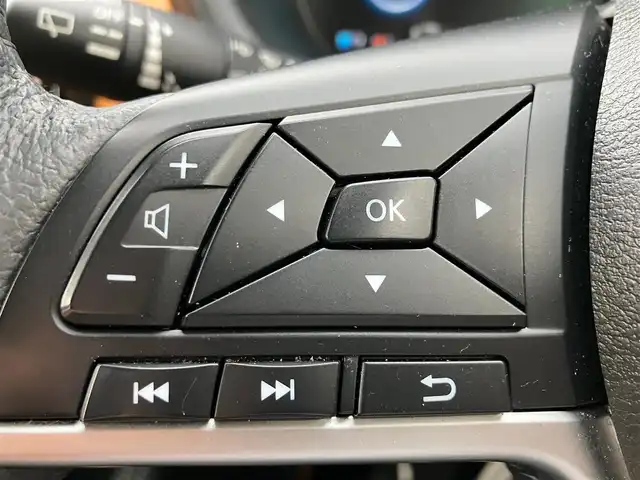 日産 キックス X ツートーンインテリアED 静岡県 2021(令3)年 3.2万km ブリリアントホワイトパール エンジンスタートボタン/パワーステアリング/パワーウィンドウ/取扱説明書/アイドリングストップ/スマートキー/オートエアコン/クルーズコントロール/純正ドライブレコーダー/純正メモリナビ（CD.DVD.BT.フルセグ）/純正ドライブレコーダー/純正フロアマット/純正アルミホイール/D席N席シートヒーター/ルーフレール/ABS/横滑り防止装置/コーナーセンサー前後/レーンキープアシスト/オートライト/LEDライト/W+サイドエアバック/衝突軽減システム/ステアリングヒーター