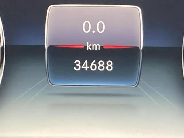 メルセデス・ベンツ ＣＬＳ２２０ｄ スポーツ エクスクルーシブPKG 熊本県 2019(令1)年 3.5万km ダイヤモンドホワイト ・スマートキー/・プッシュスタート/・サンルーフ/・インテリジェントライトシステム/・道路標識アシスト/・アクティブブレーキアシスト/・レーンチェンジアシスト/・アテンションアシスト/・ブラインドスポットモニター/・アクティブステアリングアシスト/・クルーズコントロール(追従式)/・赤/黒革シート/・前席パワーシート/・全席シートヒーター/・前席エアシート/・純正メモリナビ/　【Bluetooth・USB・AppleCarPlay・AndroidAuto】/・Burmesterサウンドシステム/・フルセグTV/・全方位カメラ/・ETC2.0/・ヘッドアップディスプレイ/・パワートランク/・LEDヘッドランプ/・純正マット