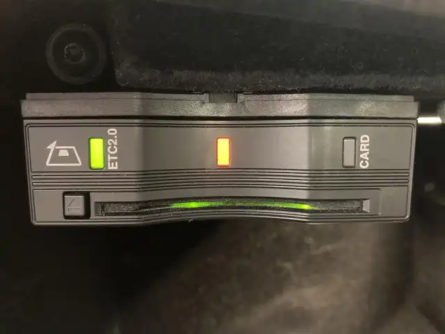 メルセデス・ベンツ ＣＬＳ２２０ｄ スポーツ エクスクルーシブPKG 熊本県 2019(令1)年 3.5万km ダイヤモンドホワイト ・スマートキー/・プッシュスタート/・サンルーフ/・インテリジェントライトシステム/・道路標識アシスト/・アクティブブレーキアシスト/・レーンチェンジアシスト/・アテンションアシスト/・ブラインドスポットモニター/・アクティブステアリングアシスト/・クルーズコントロール(追従式)/・赤/黒革シート/・前席パワーシート/・全席シートヒーター/・前席エアシート/・純正メモリナビ/　【Bluetooth・USB・AppleCarPlay・AndroidAuto】/・Burmesterサウンドシステム/・フルセグTV/・全方位カメラ/・ETC2.0/・ヘッドアップディスプレイ/・パワートランク/・LEDヘッドランプ/・純正マット