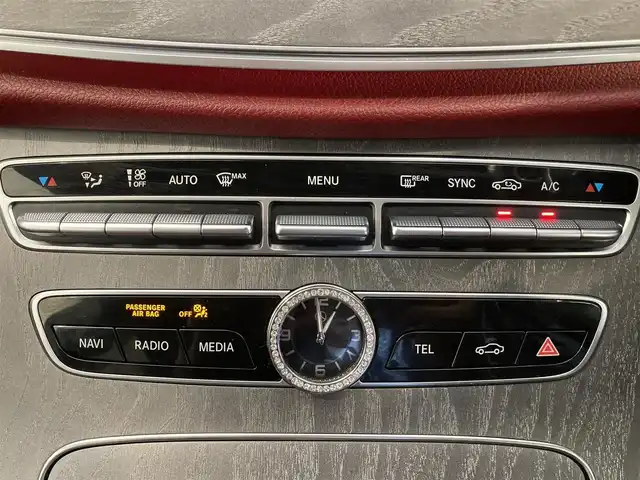 メルセデス・ベンツ ＣＬＳ２２０ｄ スポーツ エクスクルーシブPKG 熊本県 2019(令1)年 3.5万km ダイヤモンドホワイト ・スマートキー/・プッシュスタート/・サンルーフ/・インテリジェントライトシステム/・道路標識アシスト/・アクティブブレーキアシスト/・レーンチェンジアシスト/・アテンションアシスト/・ブラインドスポットモニター/・アクティブステアリングアシスト/・クルーズコントロール(追従式)/・赤/黒革シート/・前席パワーシート/・全席シートヒーター/・前席エアシート/・純正メモリナビ/　【Bluetooth・USB・AppleCarPlay・AndroidAuto】/・Burmesterサウンドシステム/・フルセグTV/・全方位カメラ/・ETC2.0/・ヘッドアップディスプレイ/・パワートランク/・LEDヘッドランプ/・純正マット