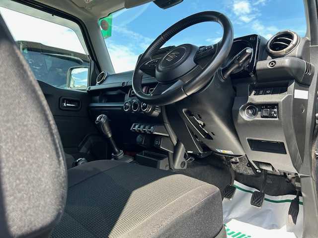 スズキ ジムニー XL 大阪府 2019(平31)年 3.2万km ブルーイッシュブラックパール3 ディスプレイオーディオ(BT/CD/DVD/USB)/バックカメラ/衝突被害軽減システム/レーンキープアシスト/クルーズコントロール/盗難防止装置/横滑り防止装置/ダウンヒルアシストコントロール/シートヒーター/LEDヘッドライト/オートライト/フォグランプ/純正アルミホイール/純正フロアマット/背面タイヤ/エンジンスタートボタン