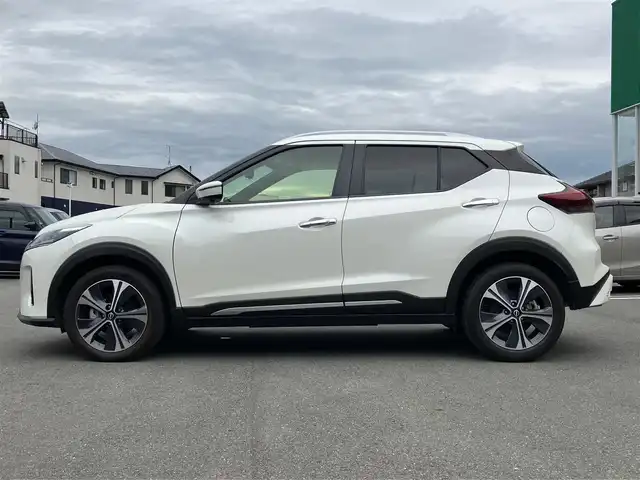 日産 キックス X ツートーンインテリアED 静岡県 2021(令3)年 2.9万km ブリリアントホワイトパール エンジンスタートボタン/取扱説明書/パワーウィンドウ/パワーステアリング/アイドリングストップ/スマートキー/オートエアコン/クルーズコントロール/ETC2.0/USB入力端子/全方位カメラ/純正メモリナビ（CD.DVD.BT.フルセグ）/純正ドライブレコーダー/純正フロアマット/純正アルミホイール/D席N席シートヒーター/ルーフレール/ABS/横滑り防止装置/コーナーセンサー前後/レーンキープアシスト/オートライト/LEDライト/W+サイドエアバック/衝突軽減システム/ステアリングヒーター
