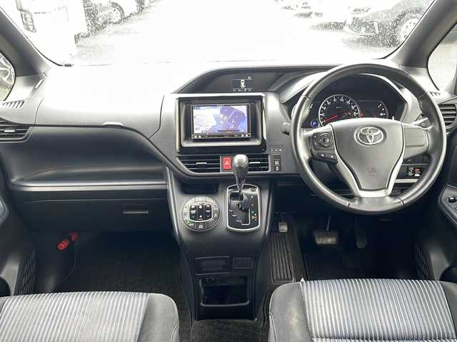 トヨタ ヴォクシー ZS 熊本県 2014(平26)年 14.5万km ブラック (株)IDOMが運営する【じしゃロン熊本店】の自社ローン専用車両になりますこちらは現金またはオートローンご利用時の価格です。自社ローンご希望の方は別途その旨お申付け下さい/ワンオーナー　/社外ナビ（フルセグ　ＣＤ　ＢＴ）　/バックカメラ　/フリップダウンモニター　/片側パワースライドドア　/アイドリングストップ　/ビルトインＥＴＣ　/Ｗ＋サイドエアバッグ　/ＬＥＤヘッドライト