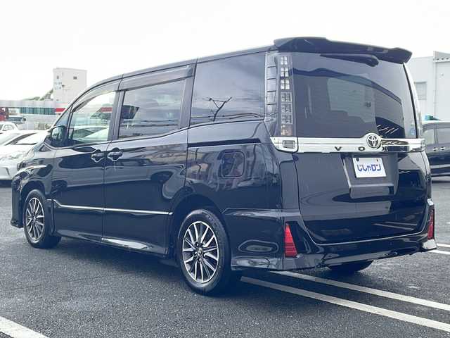 トヨタ ヴォクシー ZS 熊本県 2014(平26)年 14.5万km ブラック (株)IDOMが運営する【じしゃロン熊本店】の自社ローン専用車両になりますこちらは現金またはオートローンご利用時の価格です。自社ローンご希望の方は別途その旨お申付け下さい/ワンオーナー　/社外ナビ（フルセグ　ＣＤ　ＢＴ）　/バックカメラ　/フリップダウンモニター　/片側パワースライドドア　/アイドリングストップ　/ビルトインＥＴＣ　/Ｗ＋サイドエアバッグ　/ＬＥＤヘッドライト