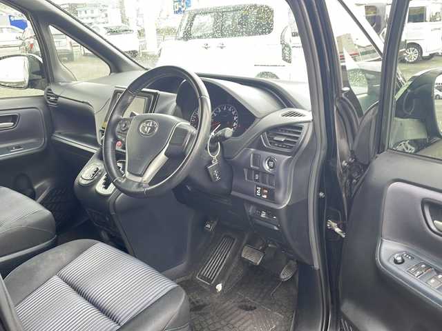トヨタ ヴォクシー ZS 熊本県 2014(平26)年 14.5万km ブラック (株)IDOMが運営する【じしゃロン熊本店】の自社ローン専用車両になりますこちらは現金またはオートローンご利用時の価格です。自社ローンご希望の方は別途その旨お申付け下さい/ワンオーナー　/社外ナビ（フルセグ　ＣＤ　ＢＴ）　/バックカメラ　/フリップダウンモニター　/片側パワースライドドア　/アイドリングストップ　/ビルトインＥＴＣ　/Ｗ＋サイドエアバッグ　/ＬＥＤヘッドライト