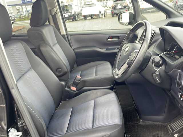 トヨタ ヴォクシー ZS 熊本県 2014(平26)年 14.5万km ブラック (株)IDOMが運営する【じしゃロン熊本店】の自社ローン専用車両になりますこちらは現金またはオートローンご利用時の価格です。自社ローンご希望の方は別途その旨お申付け下さい/ワンオーナー　/社外ナビ（フルセグ　ＣＤ　ＢＴ）　/バックカメラ　/フリップダウンモニター　/片側パワースライドドア　/アイドリングストップ　/ビルトインＥＴＣ　/Ｗ＋サイドエアバッグ　/ＬＥＤヘッドライト