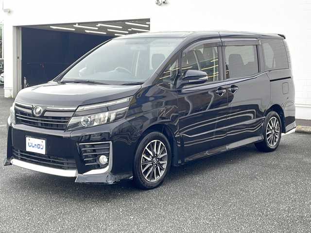 トヨタ ヴォクシー ZS 熊本県 2014(平26)年 14.5万km ブラック (株)IDOMが運営する【じしゃロン熊本店】の自社ローン専用車両になりますこちらは現金またはオートローンご利用時の価格です。自社ローンご希望の方は別途その旨お申付け下さい/ワンオーナー　/社外ナビ（フルセグ　ＣＤ　ＢＴ）　/バックカメラ　/フリップダウンモニター　/片側パワースライドドア　/アイドリングストップ　/ビルトインＥＴＣ　/Ｗ＋サイドエアバッグ　/ＬＥＤヘッドライト